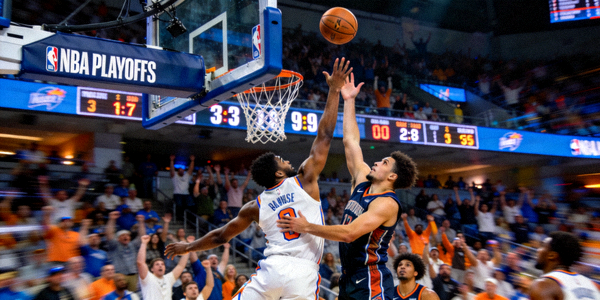 篮球赛事直播：NBA季后赛激烈对抗镜头